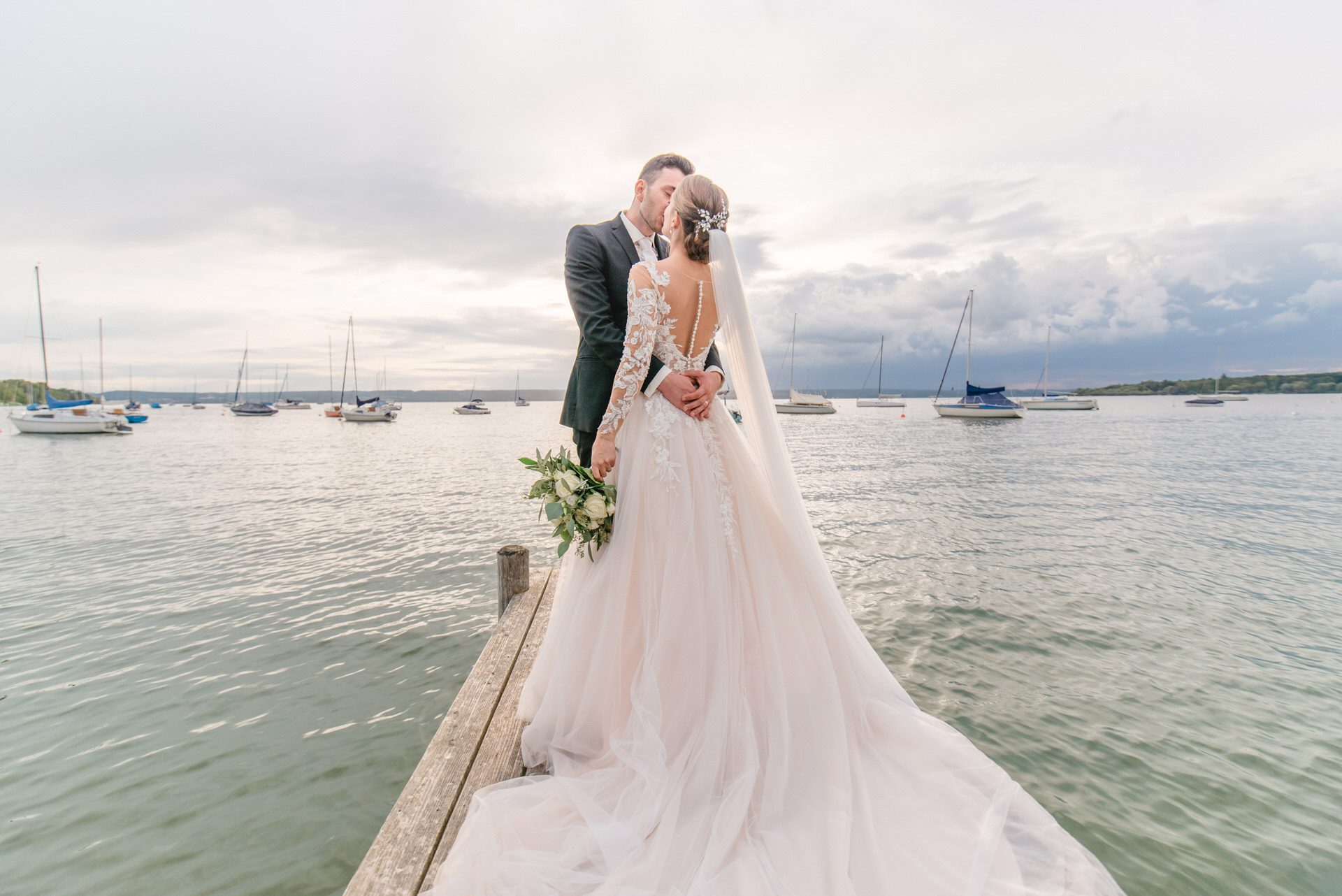 Ein Brautpaar steht auf einem Pier.