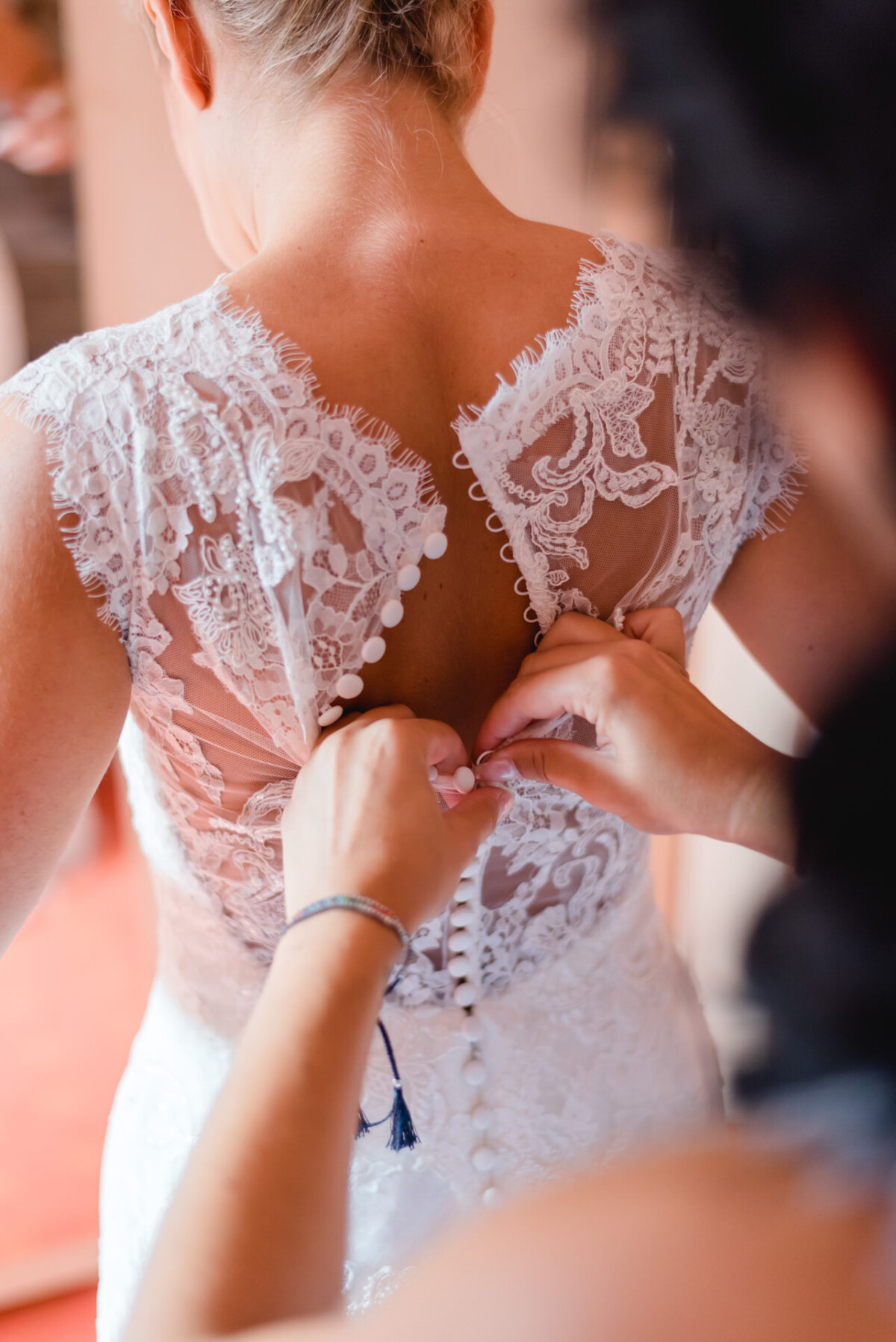 Janina_Daniel_Ettringen_00005 Eine Frau in einem Hochzeitskleid repariert ihr Kleid in Bobingen