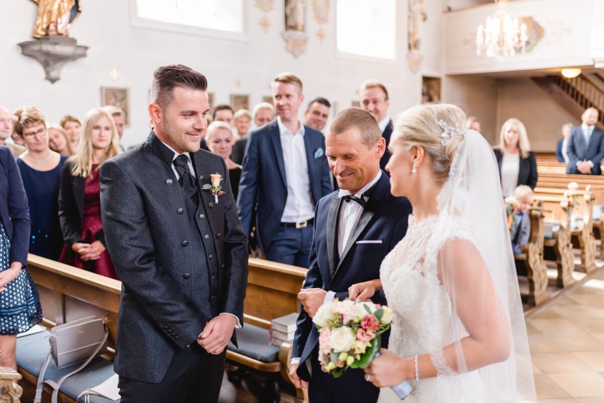 Janina_Daniel_Ettringen_00009 Ein Mann und eine Frau stehen vor einer Menschenmenge.