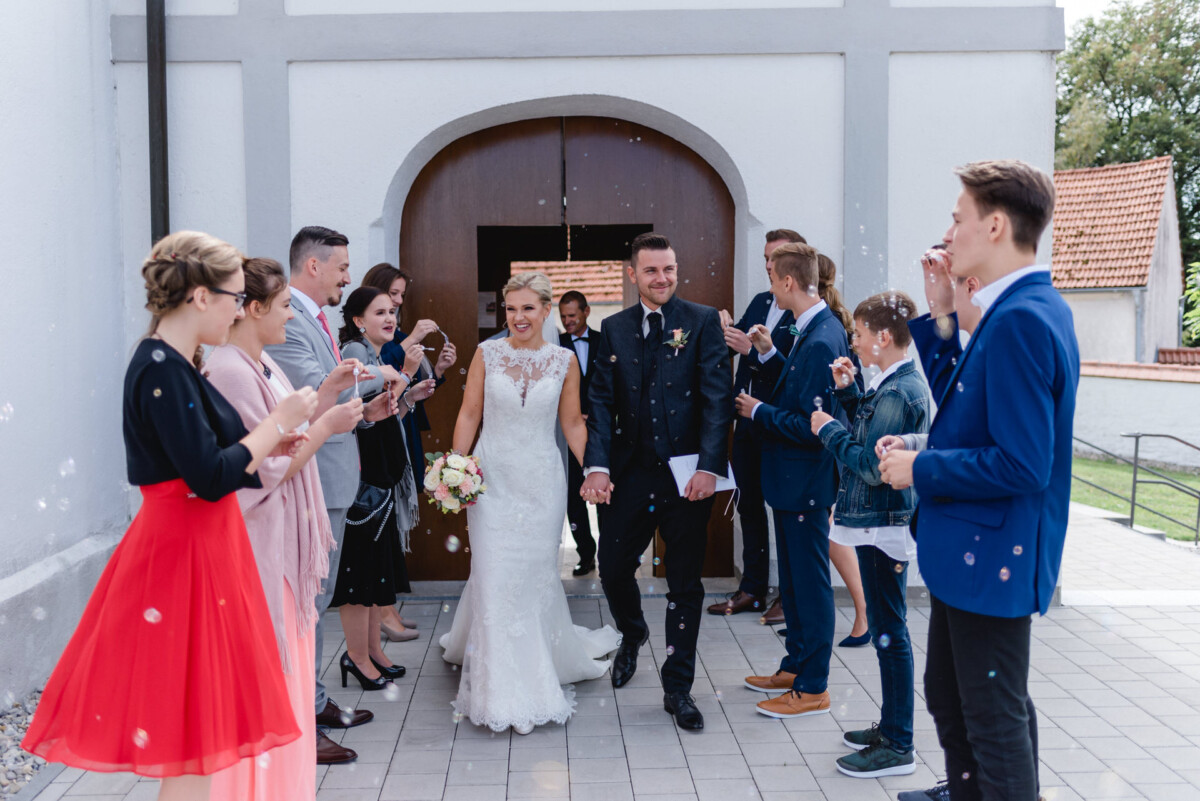 Janina_Daniel_Ettringen_00016 eine Gruppe von Menschen, die außerhalb eines Gebäudes stehen.