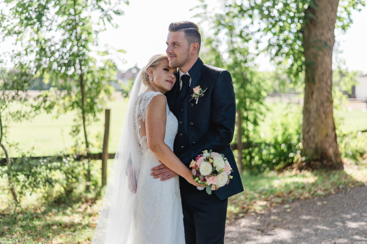 Janina_Daniel_Ettringen_00020 eine Braut und ein Bräutigam posieren für ein Hochzeitsfoto.
