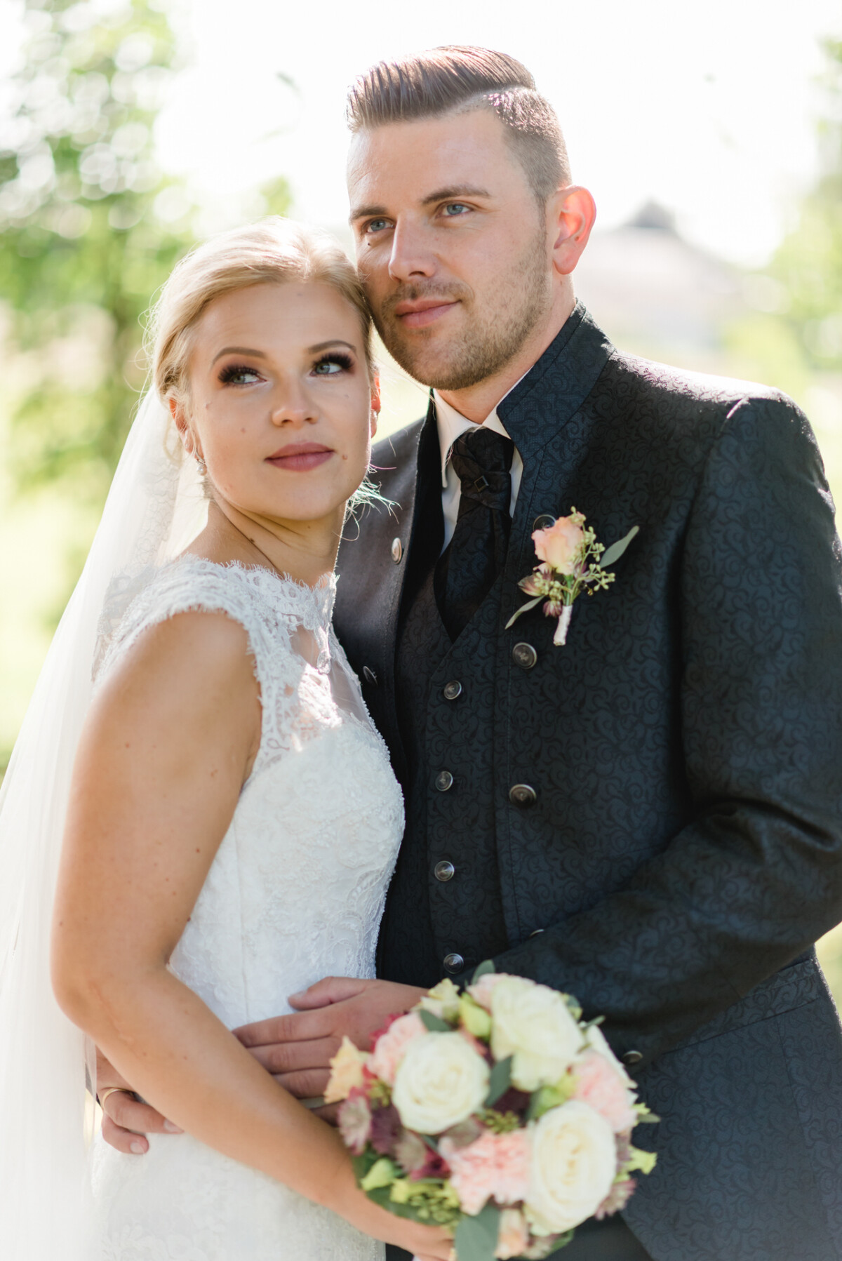 Janina_Daniel_Ettringen_00021 eine Braut und ein Bräutigam posieren für ein Foto.