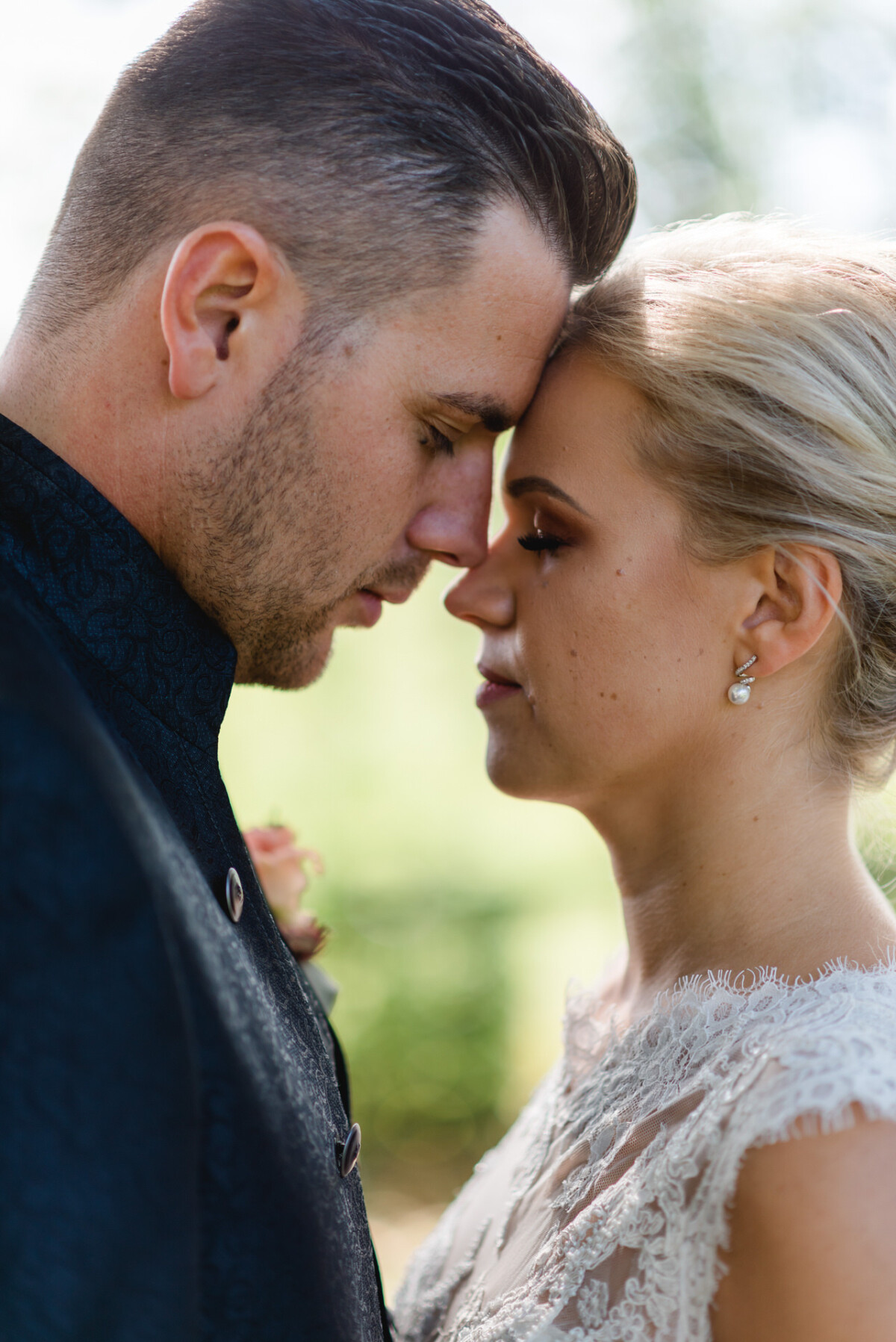 Janina_Daniel_Ettringen_00024 ein Mann und eine Frau stehen nebeneinander.