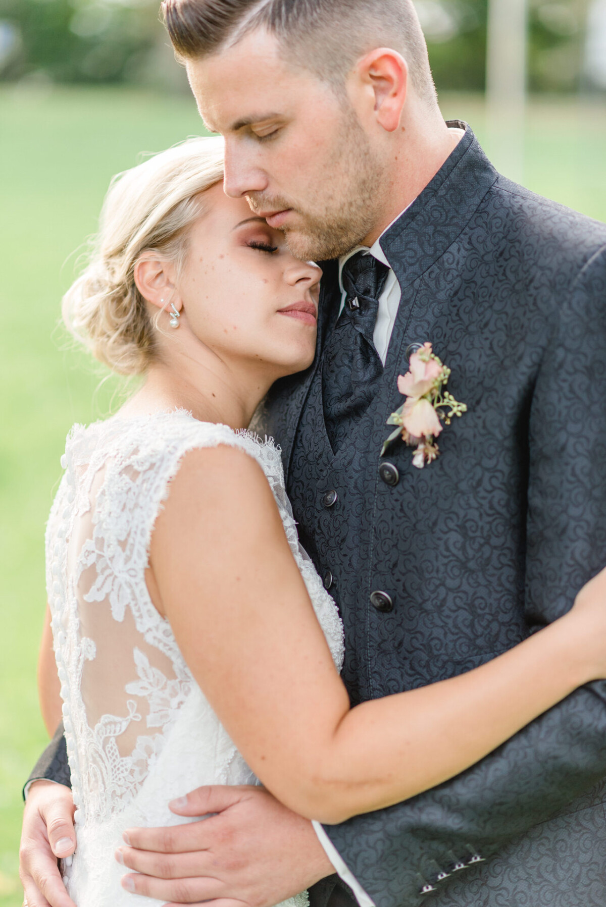 Janina_Daniel_Ettringen_00026 Ein Mann und eine Frau, die sich auf einem Feld umarmen.