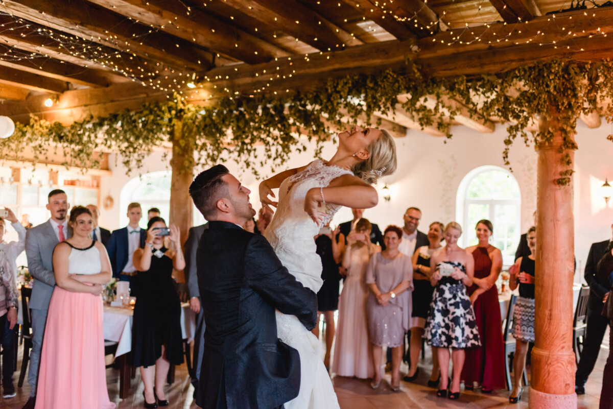 Janina_Daniel_Ettringen_00031 Eine Braut und ein Bräutigam haben ihren ersten Tanz.