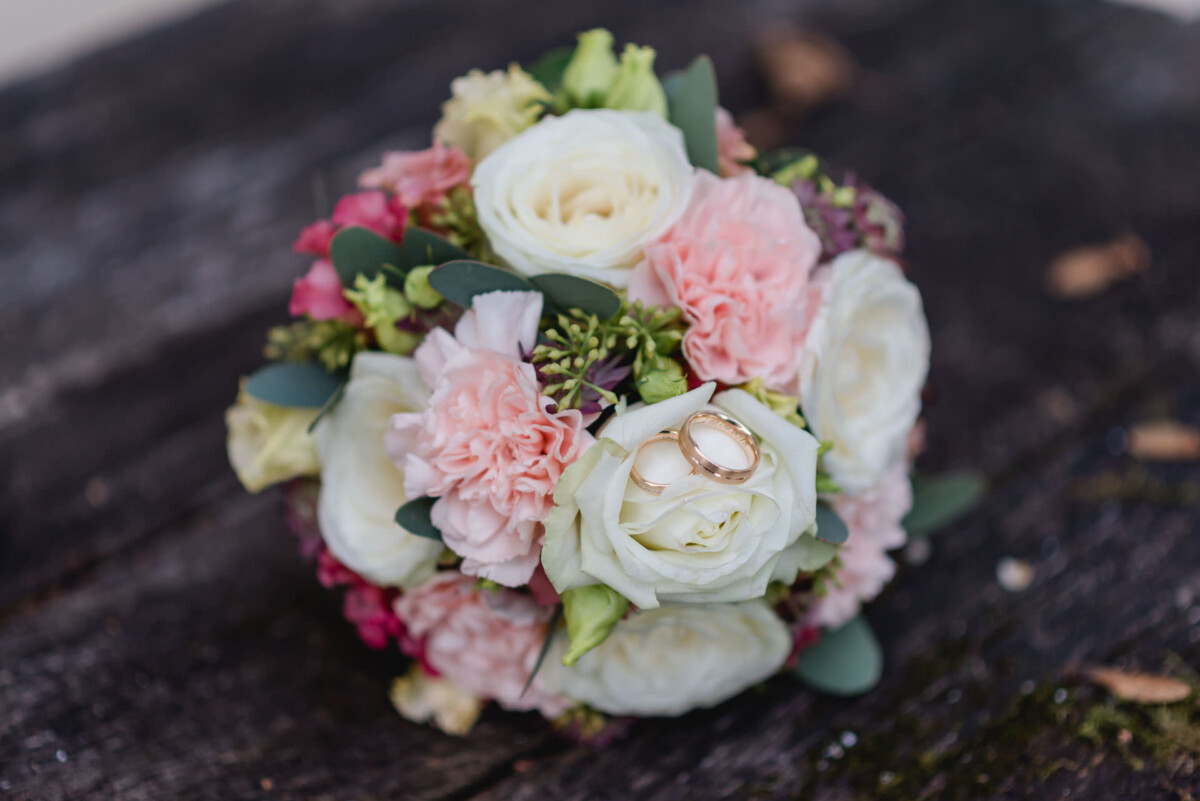 Janina_Daniel_Ettringen_00032 Ein Blumenstrauß sitzt auf einem Holztisch.
