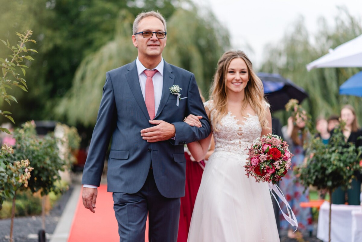 Julia_Marco_Donauwoerth_00014 Ein Mann und eine Frau laufen über einen roten Teppich.