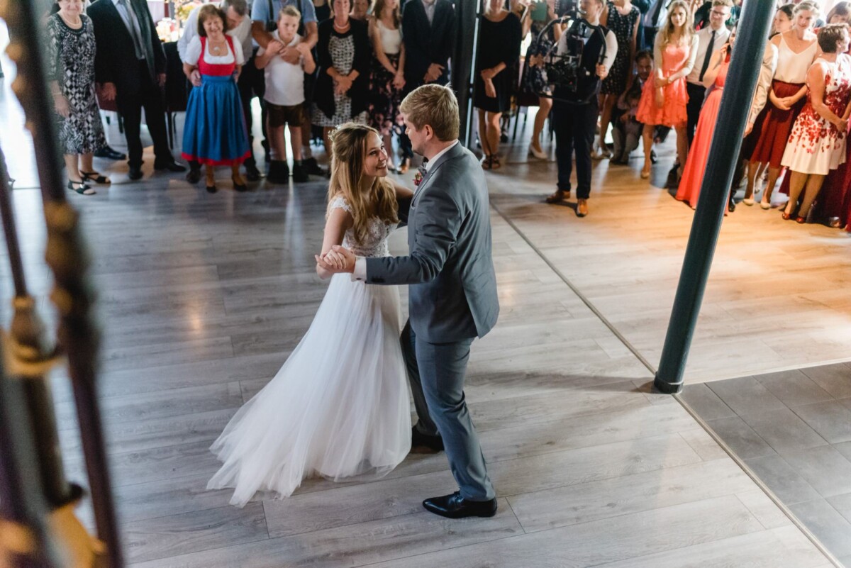 Julia_Marco_Donauwoerth_00018 ein mann und eine frau tanzen zusammen.