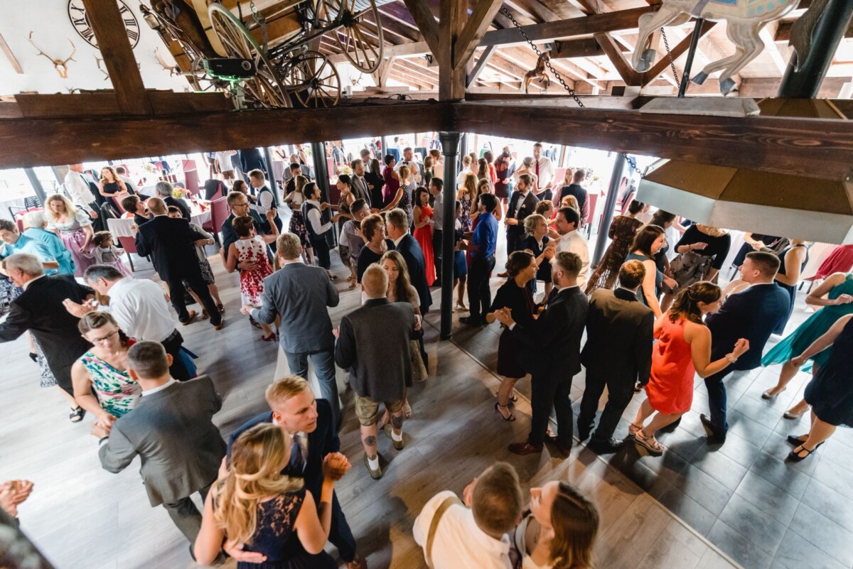 Julia_Marco_Donauwoerth_00019 eine große Gruppe von Menschen, die in einem Raum stehen.