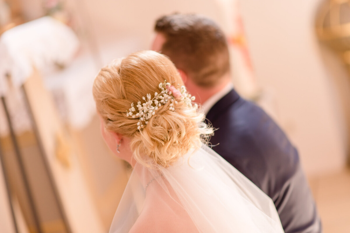 Natalie_Willi_Sulzemoos_00005 Ein Mann und eine Frau stehen in einer Kirche.