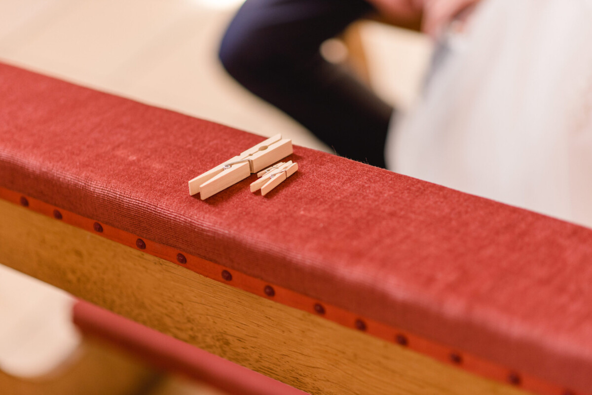 Natalie_Willi_Sulzemoos_00007 eine rote Bank mit Wäscheklammern darauf.