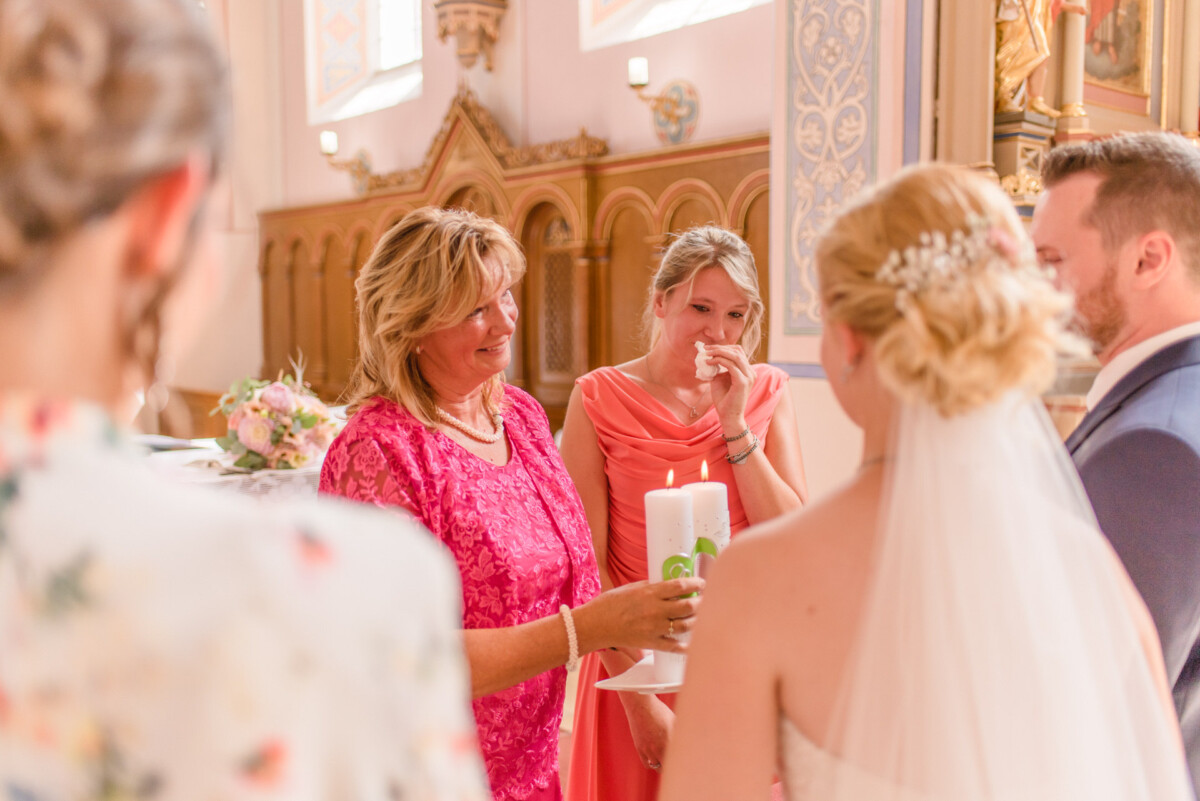 Natalie_Willi_Sulzemoos_00014 eine Gruppe von Menschen, die in einem Raum stehen.