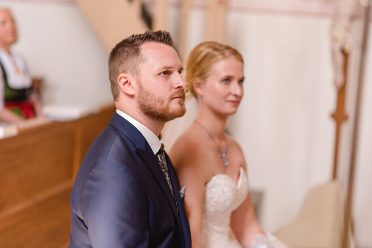 Natalie_Willi_Sulzemoos_00016 ein Mann und eine Frau in einem Hochzeitskleid.