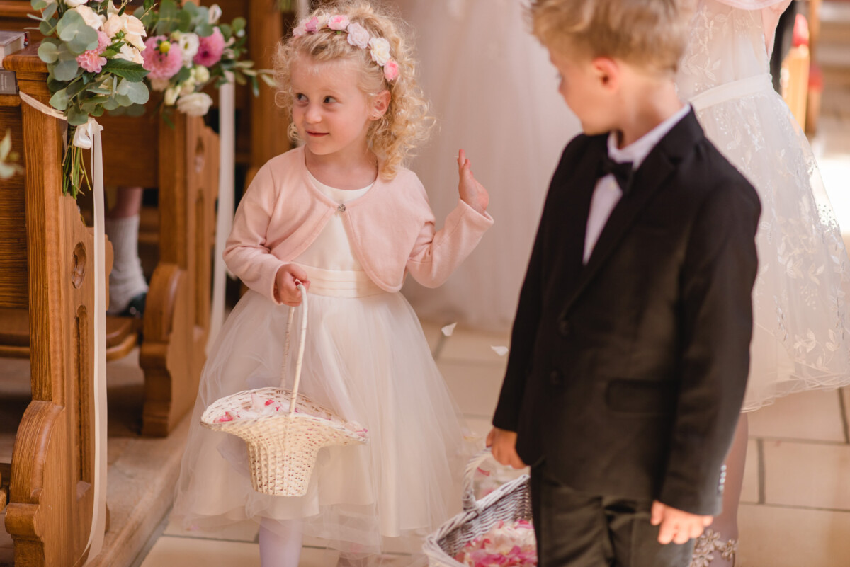 Natalie_Willi_Sulzemoos_00017 ein kleines Mädchen in einem Kleid und ein kleiner Junge im Smoking.