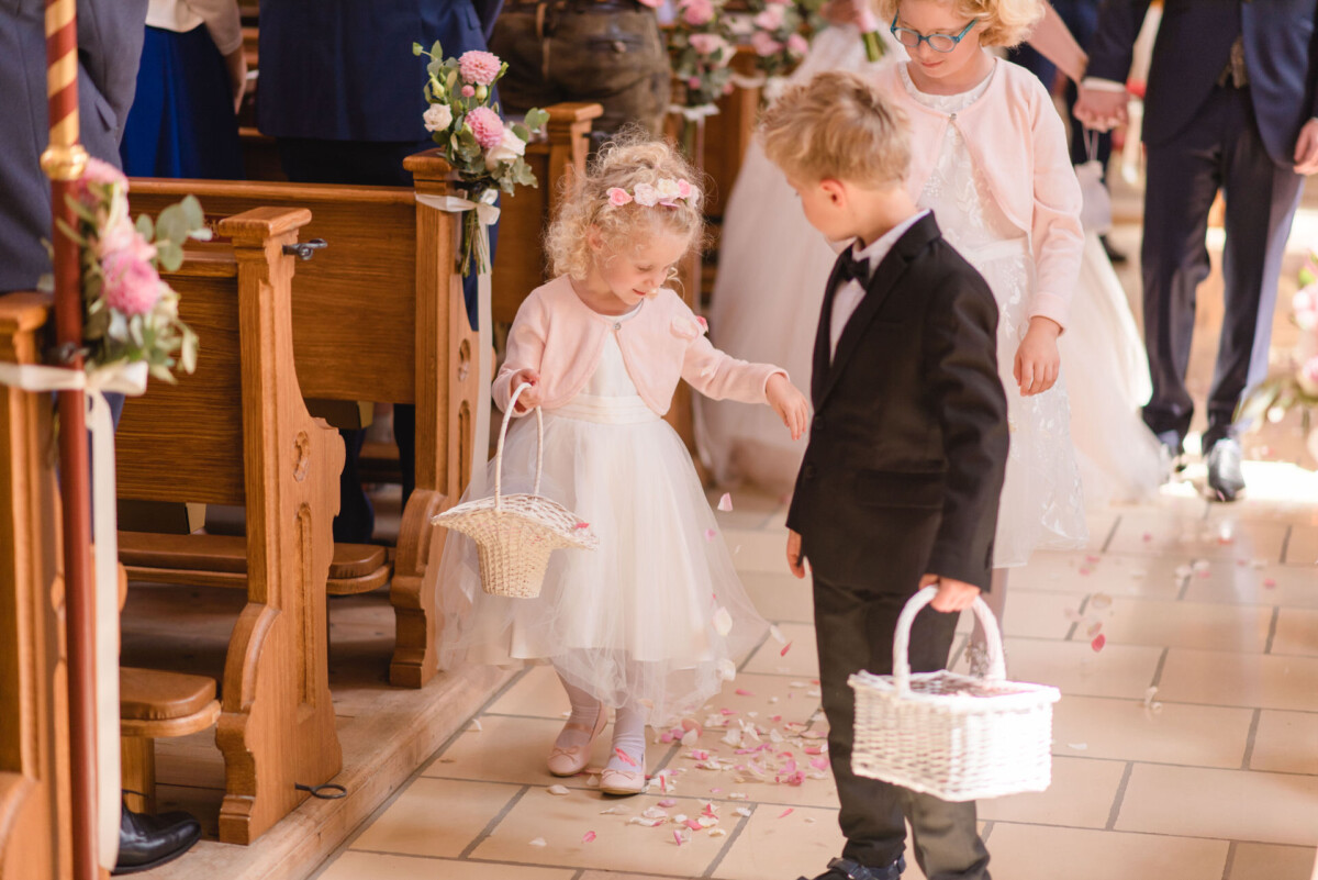 Natalie_Willi_Sulzemoos_00018 ein paar kleine Kinder, die ein Kirchenschiff hinuntergehen.