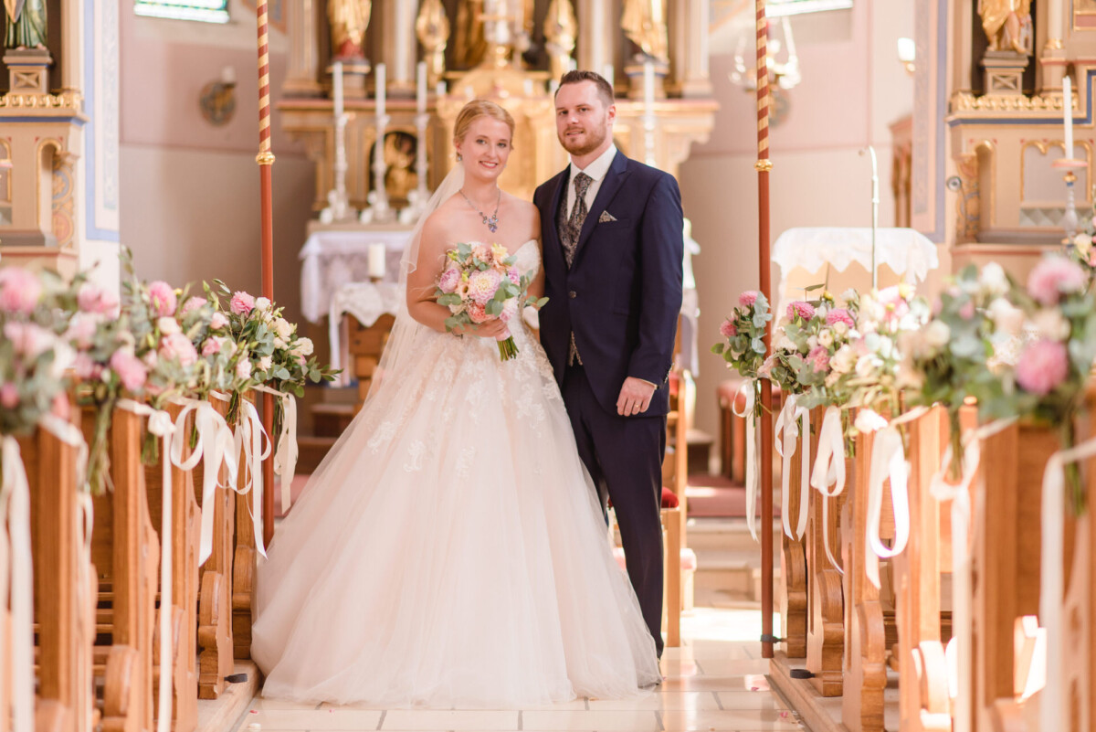 Natalie_Willi_Sulzemoos_00021 Ein Mann und eine Frau stehen in einer Kirche.