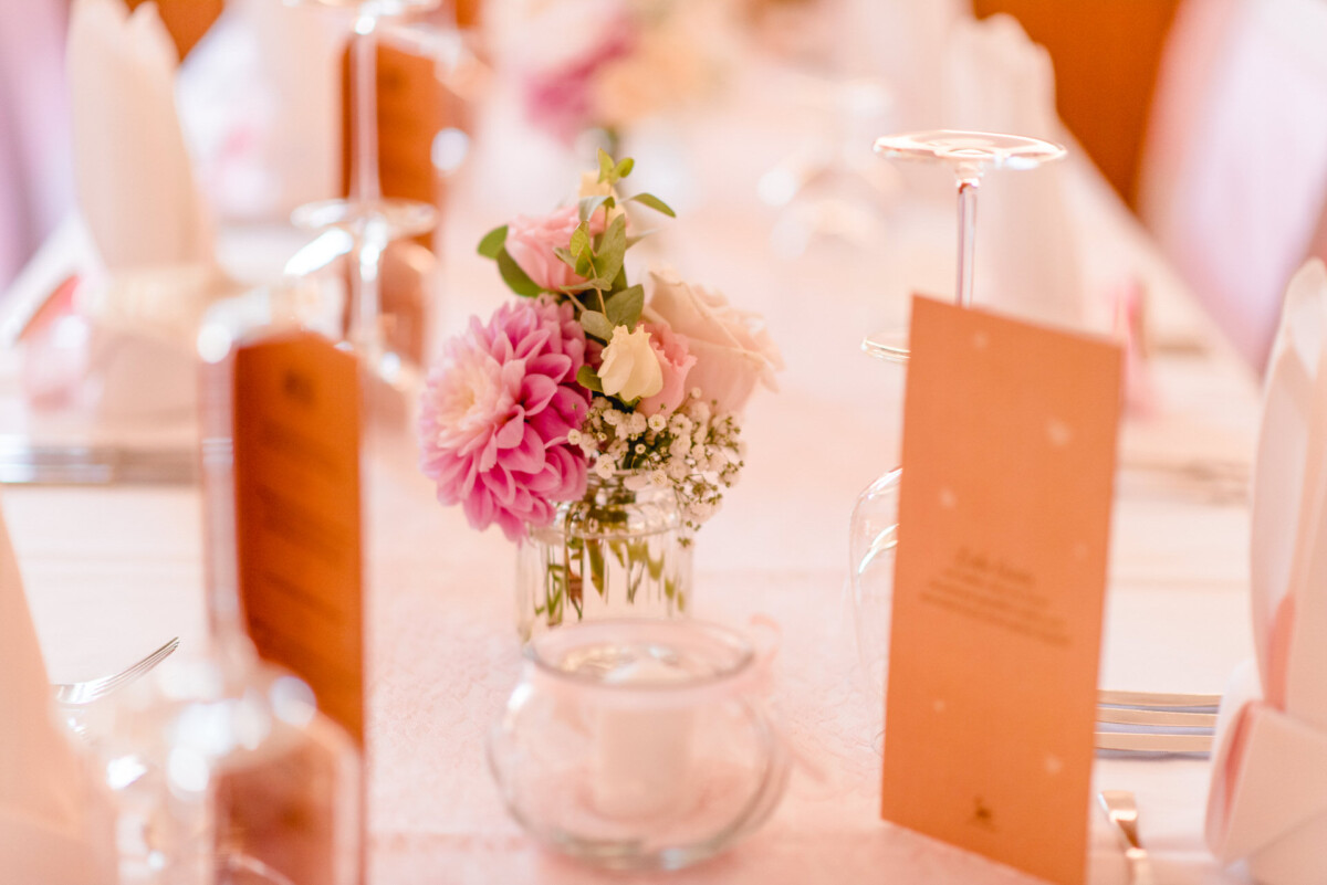 Natalie_Willi_Sulzemoos_00024 ein Tisch mit einer Blumenvase darauf.