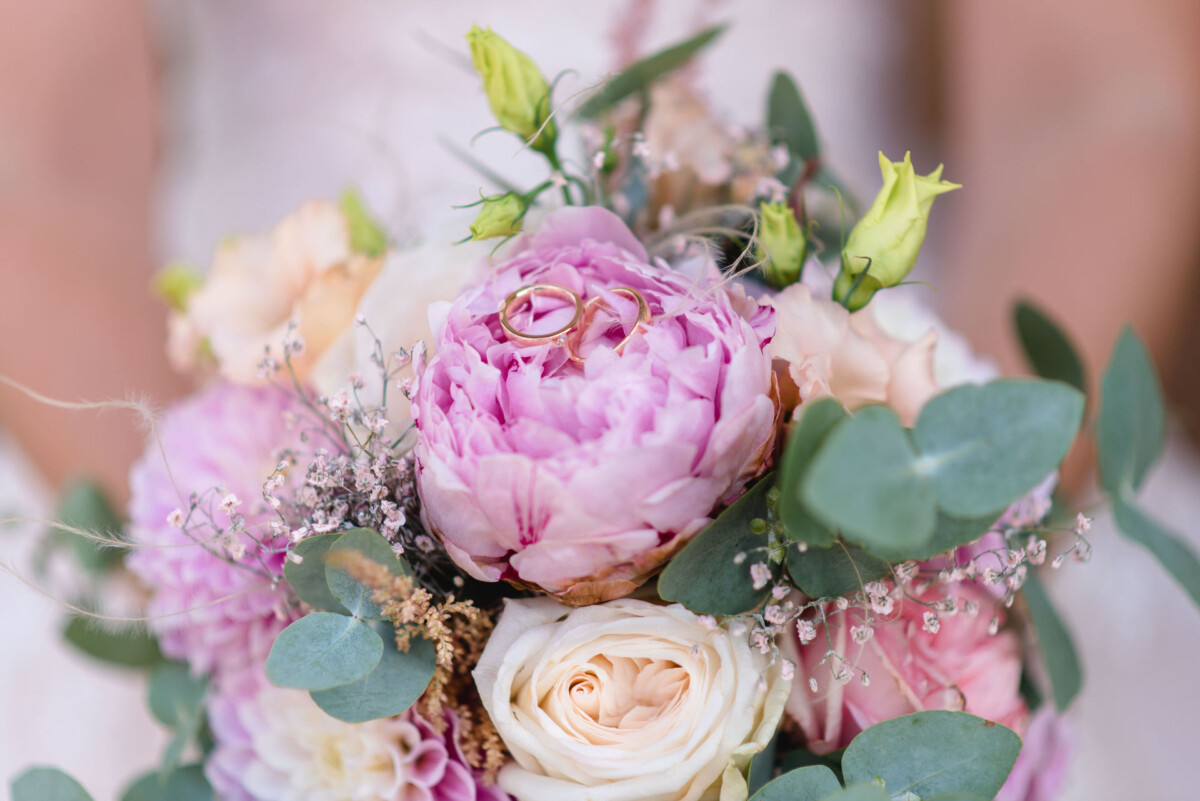 Natalie_Willi_Sulzemoos_00033 Eine Braut, die einen Blumenstrauß in ihren Händen hält.