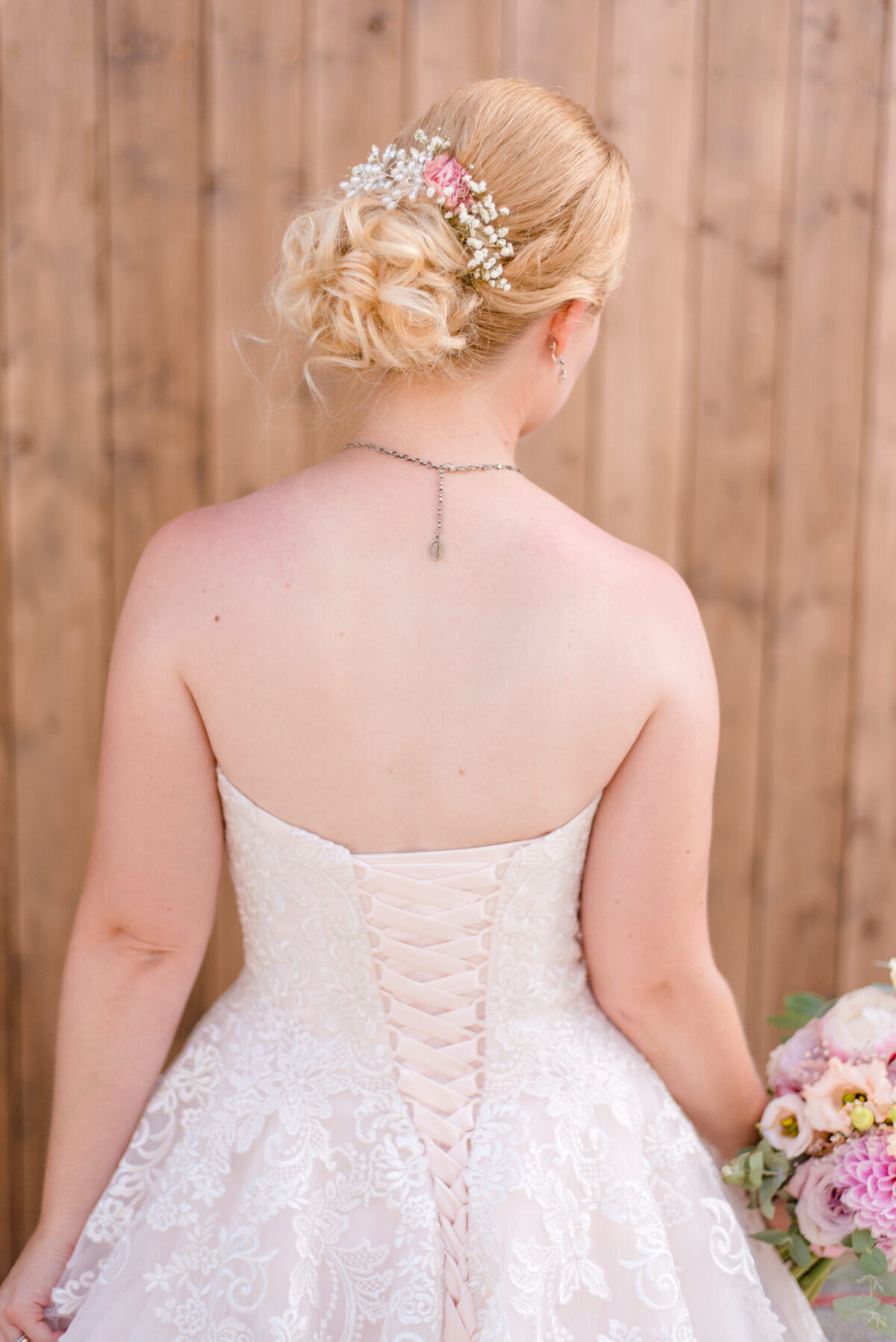 Natalie_Willi_Sulzemoos_00034 eine Frau in einem Hochzeitskleid, die einen Blumenstrauß hält.