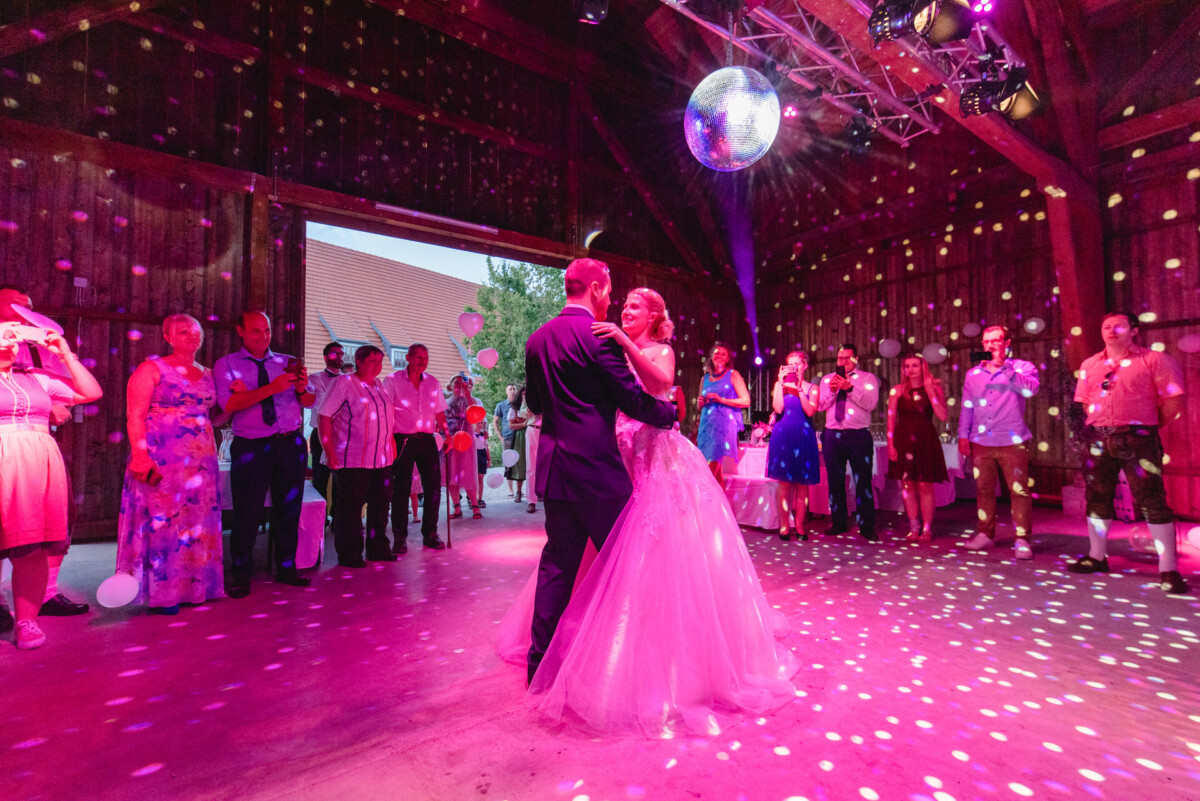 Natalie_Willi_Sulzemoos_00045 Ein Mann und eine Frau tanzen auf einer Tanzfläche.