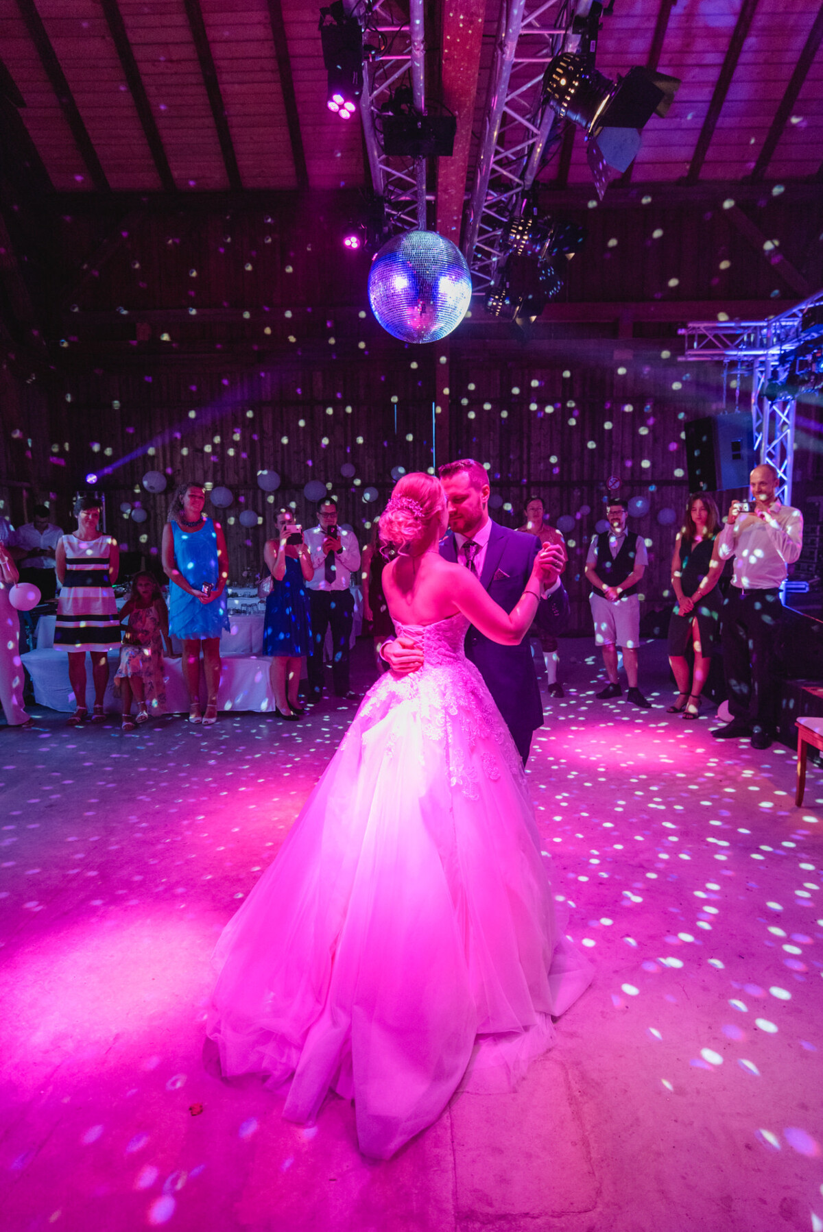 Natalie_Willi_Sulzemoos_00046 Ein Mann und eine Frau tanzen auf einer Tanzfläche.