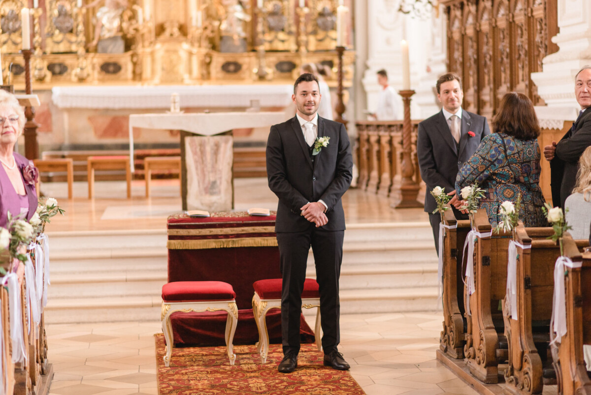 Sophia_Riccardo_Ammersee_00001 Ein Mann im Smoking steht in einer Kirche.