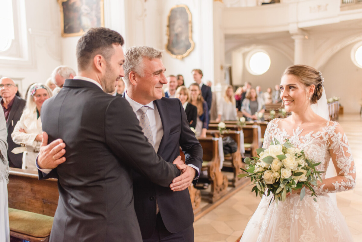 Sophia_Riccardo_Ammersee_00004 Ein Mann und eine Frau stehen in einer Kirche.