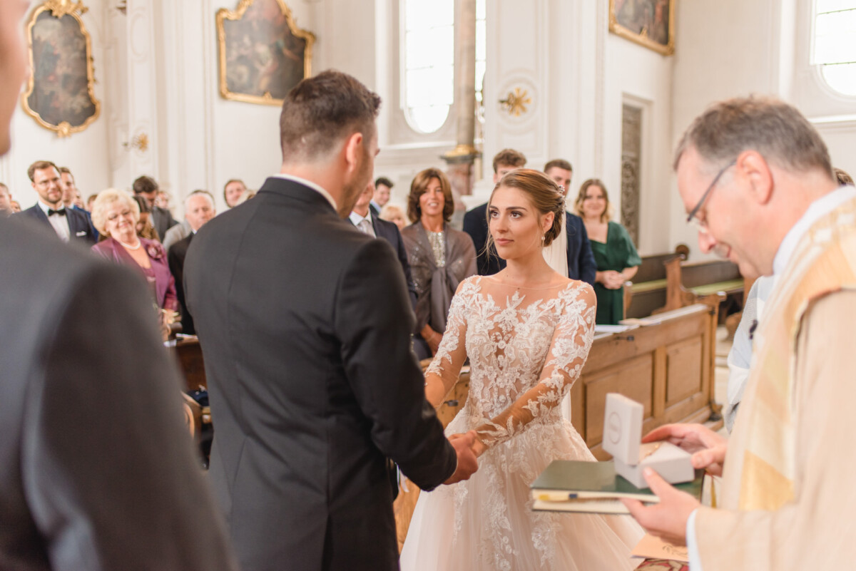 Sophia_Riccardo_Ammersee_00008 Ein Mann und eine Frau heiraten in einer Kirche.