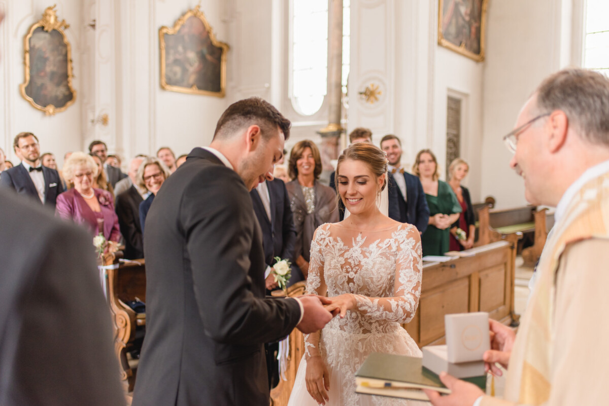 Sophia_Riccardo_Ammersee_00009 Ein Mann und eine Frau heiraten in einer Kirche.