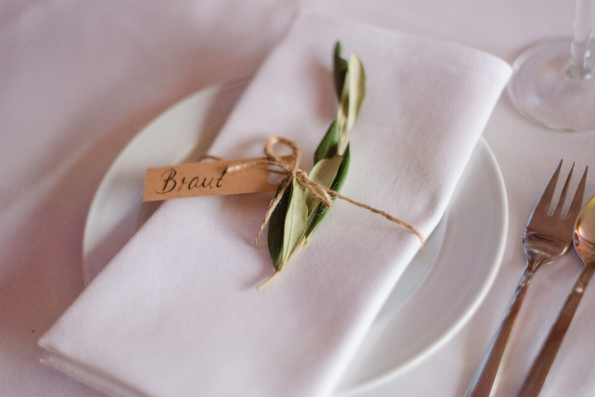 Sophia_Riccardo_Ammersee_00018 ein weißer Teller mit einem Messer und einer Serviette.