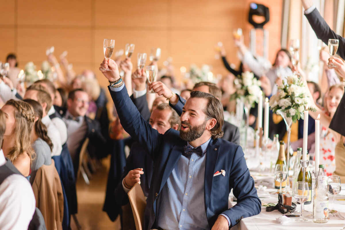 Sophia_Riccardo_Ammersee_00021 eine Gruppe von Menschen, die ihre Gläser in die Luft heben.