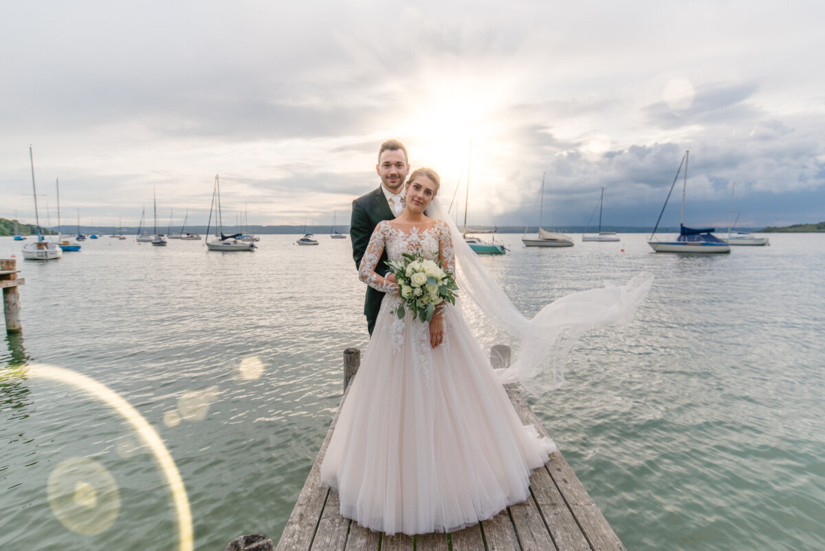 Sophia_Riccardo_Ammersee_00025 Ein Mann und eine Frau stehen auf einem Pier.