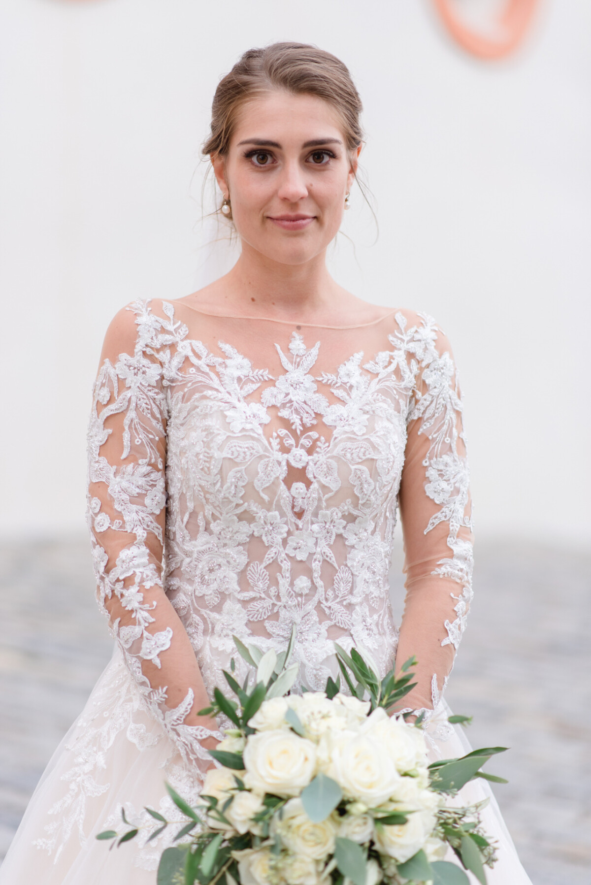 Sophia_Riccardo_Ammersee_00033 eine Frau in einem Hochzeitskleid, die einen Blumenstrauß hält.