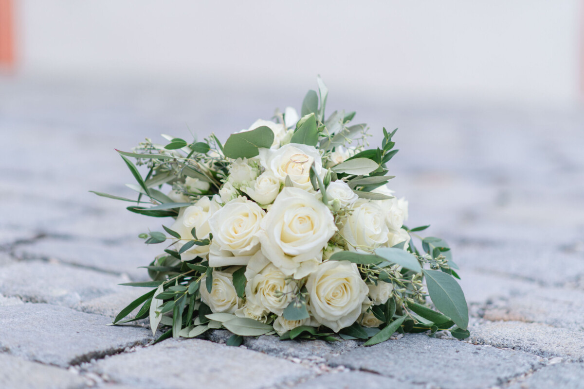 Sophia_Riccardo_Ammersee_00037 ein strauß weißer rosen, die auf dem boden sitzen.