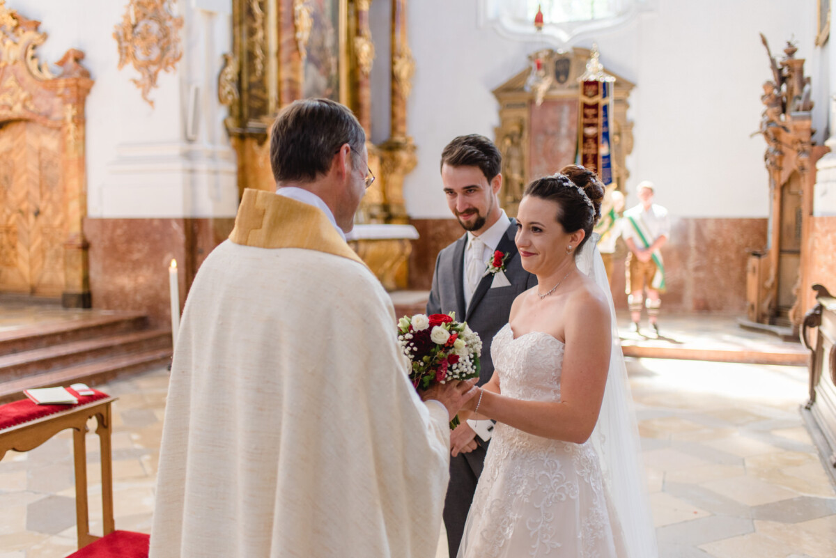 Stephi_Manu_Landsberg_am_Lech_00002 Ein Mann und eine Frau stehen vor einem Priester.
