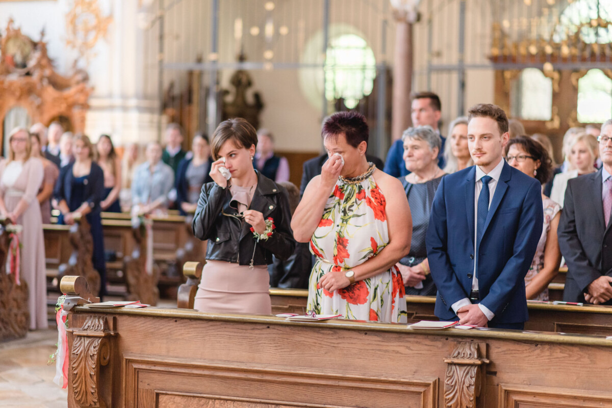 Stephi_Manu_Landsberg_am_Lech_00003 eine Gruppe von Menschen, die in einer Kirche stehen.