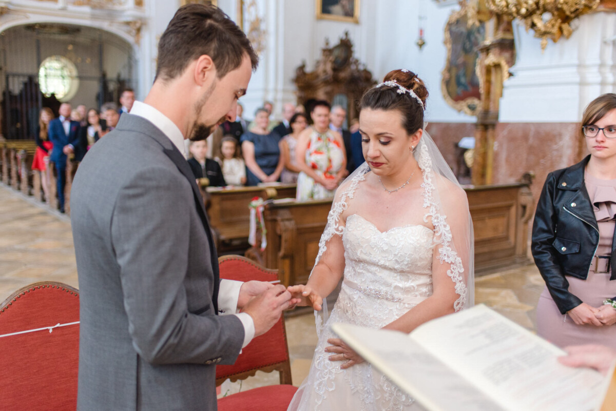 Stephi_Manu_Landsberg_am_Lech_00005 Ein Mann und eine Frau tauschen einen Ehering aus.