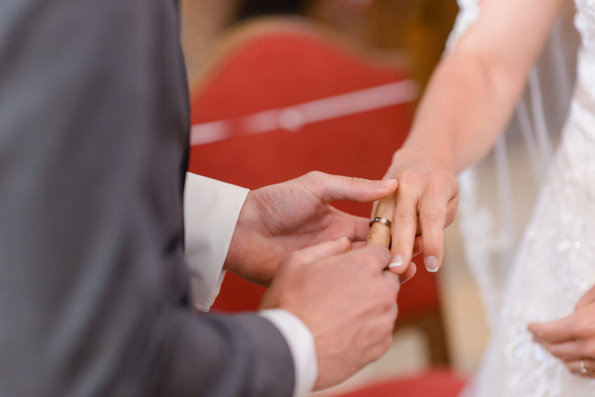 Stephi_Manu_Landsberg_am_Lech_00006 Ein Mann steckt einer Frau einen Ehering an den Finger.