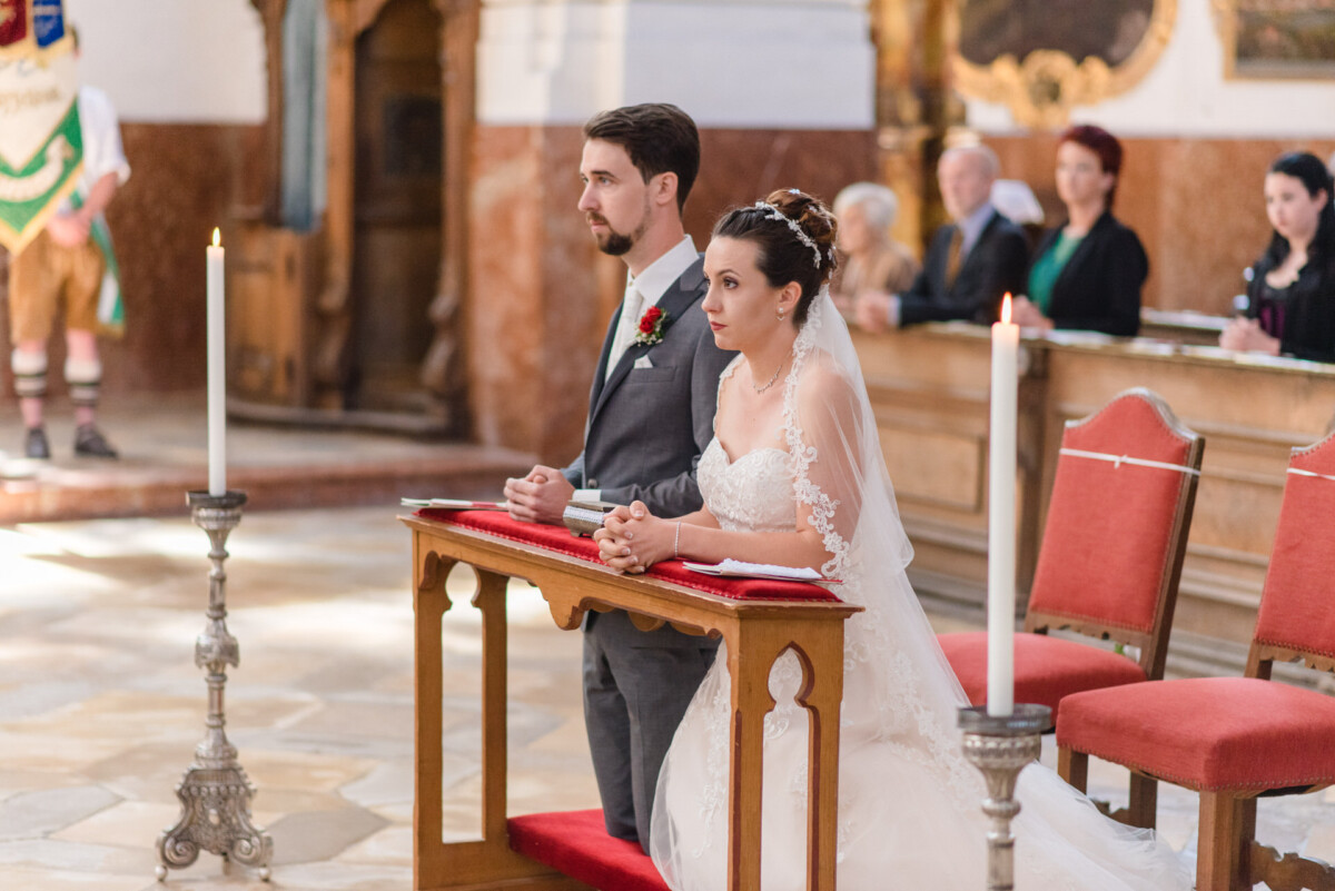 Stephi_Manu_Landsberg_am_Lech_00007 Ein Brautpaar sitzt am Altar.
