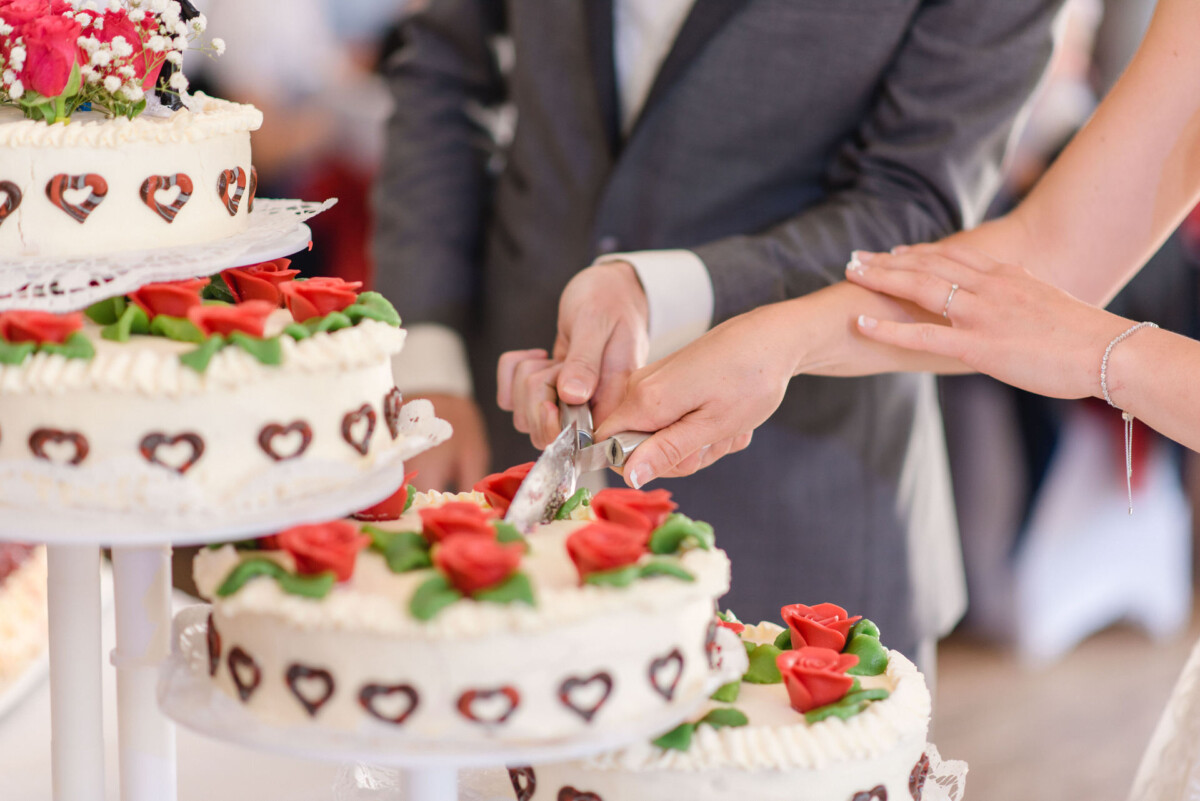 Stephi_Manu_Landsberg_am_Lech_00014 Ein Brautpaar schneidet eine Hochzeitstorte an.