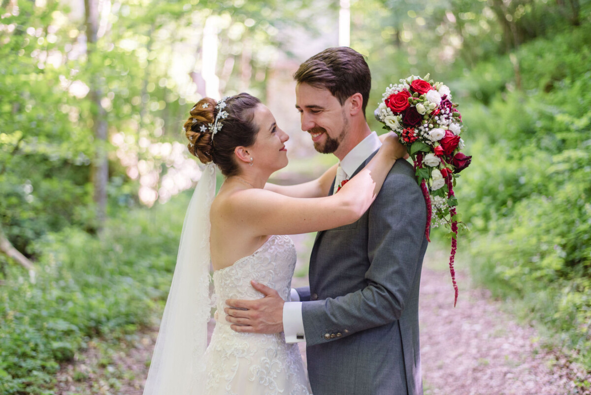 Stephi_Manu_Landsberg_am_Lech_00015 eine Braut und ein Bräutigam, die zusammen im Wald stehen.