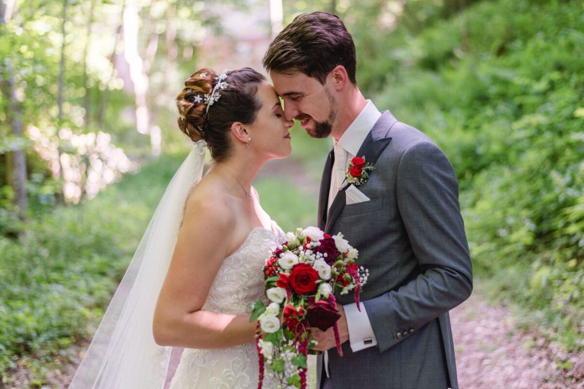 Stephi_Manu_Landsberg_am_Lech_00016 eine Braut und ein Bräutigam, die zusammen im Wald stehen.