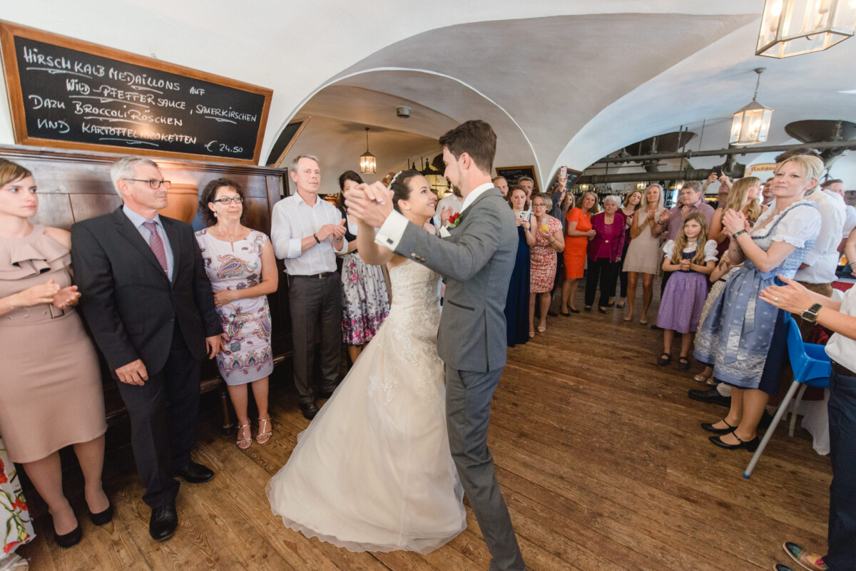 Stephi_Manu_Landsberg_am_Lech_00023 Ein Brautpaar tanzt vor einer Menschenmenge.