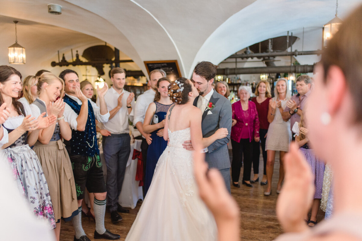 Stephi_Manu_Landsberg_am_Lech_00024 eine Gruppe von Menschen, die um ein Brautpaar herumstehen.