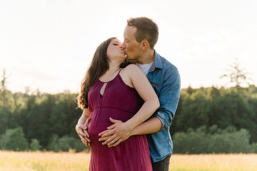 Natalie_Manuel_Bobingen_00001 Ein Mann und eine Frau küssen sich auf einem Feld.