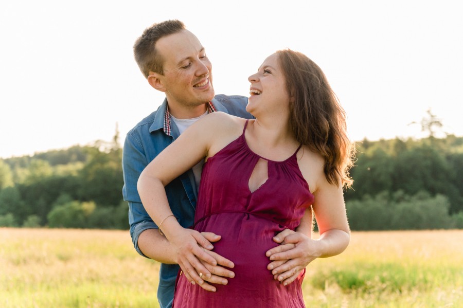 Natalie_Manuel_Bobingen_00003 Ein Mann und eine Frau stehen auf einem Feld.