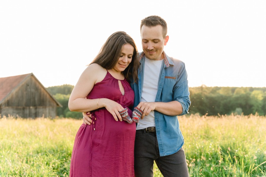 Natalie_Manuel_Bobingen_00005 Ein Mann und eine Frau stehen auf einem Feld.