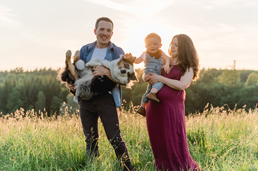 Natalie_Manuel_Bobingen_00007 ein Mann, der ein Baby hält, und eine Frau, die einen Hund hält.
