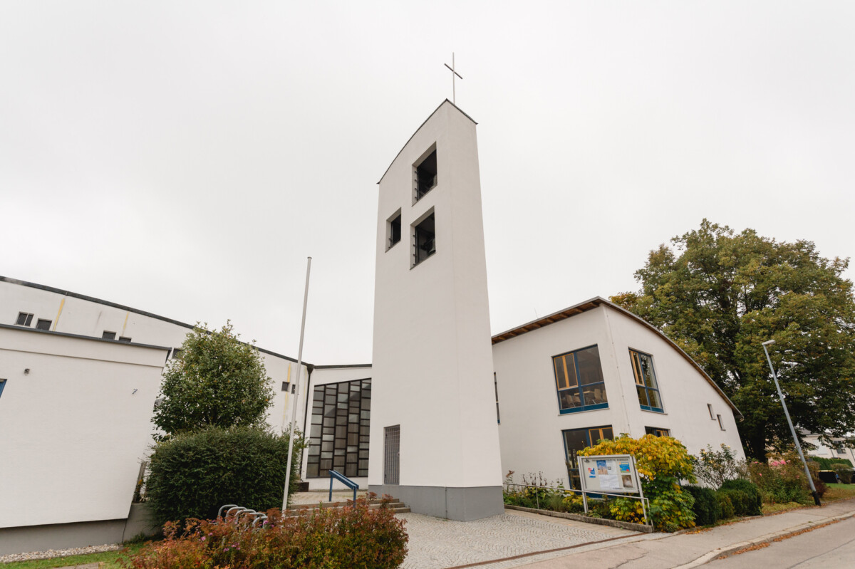 R_M_Bobingen_Langerringen_Hochzeit_00001_web eine Kirche mit einem Glockenturm in der Mitte der Straße.