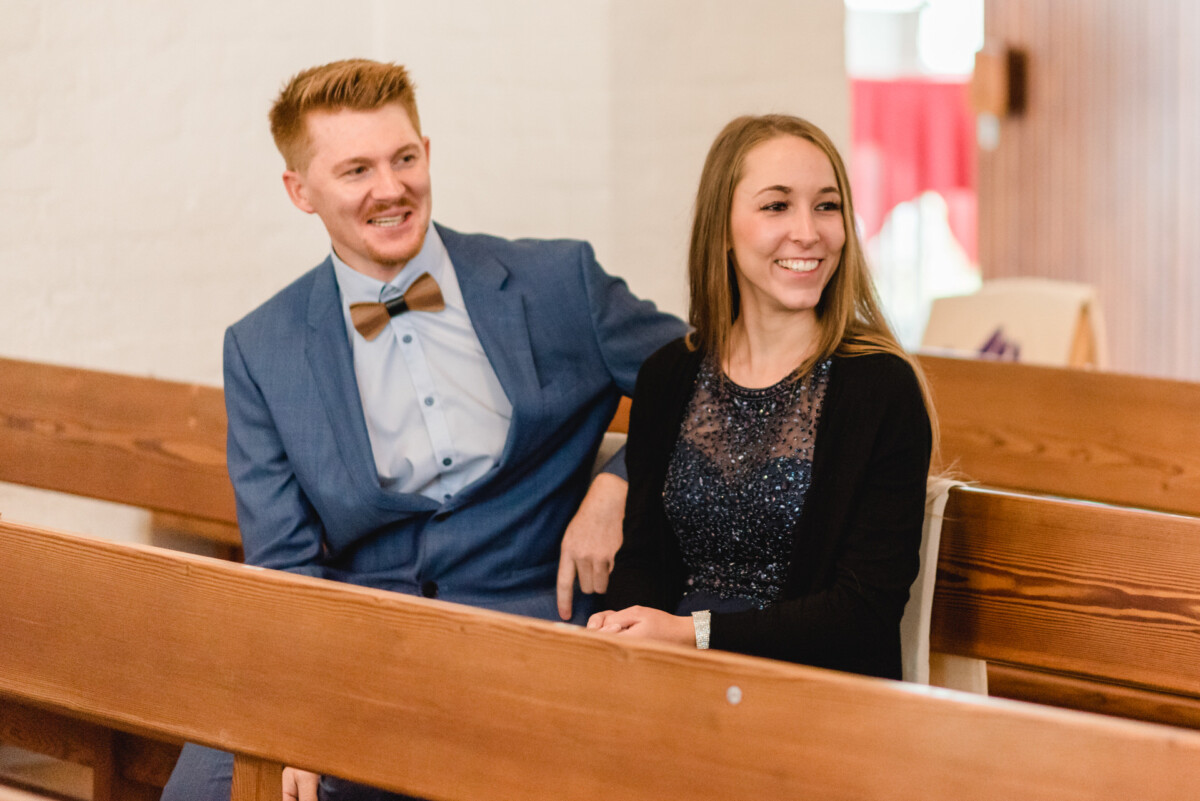 R_M_Bobingen_Langerringen_Hochzeit_00039_web Ein Mann und eine Frau sitzen auf einer Bank.